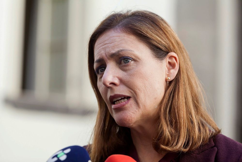 La portavoz de la Mesa del Parlamento de Canarias, Cristina Tavío, en declaraciones a los medios tras guardar hoy un minuto de silencio en condena del último caso mortal de violencia machista ocurrido en Los Realejos.