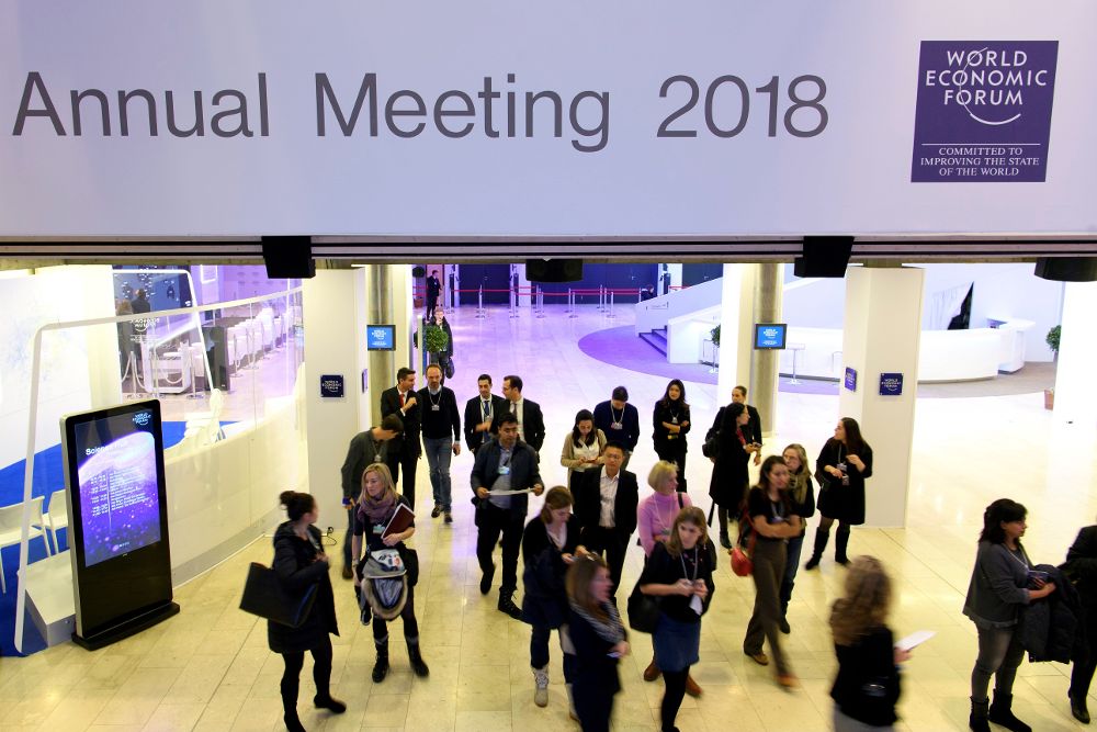 Varias personas permanecen en el interior del Centro de Congresos en la víspera de la celebración del Foro Económico Mundial de Davos, Suiza.