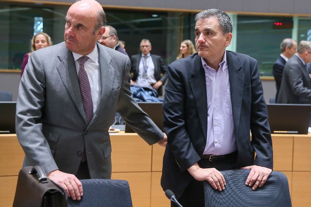 El ministro español de Economía, Luís de Guindos (i) y su homólogo griego Euclid Tsakalotos, antes del inicio de la reunión del Eurogrupo en Bruselas.