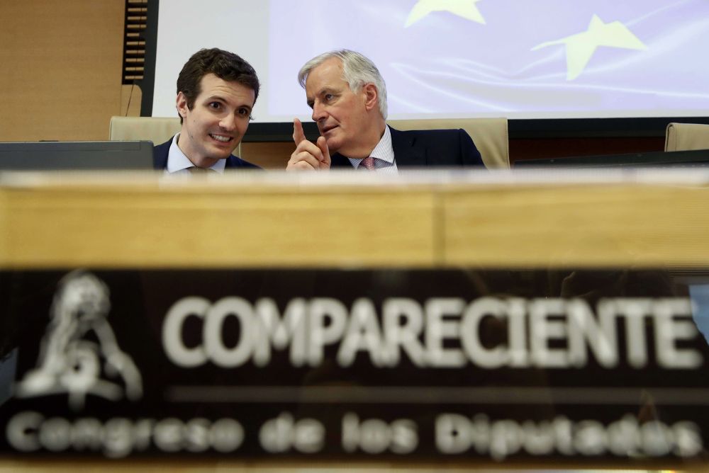 El representante de la UE en la negociación del Brexit, Michel Barnier (d), junto al vicesecretario de Comunicación del PP, Pablo Casado, momentos antes de su comparecencia.