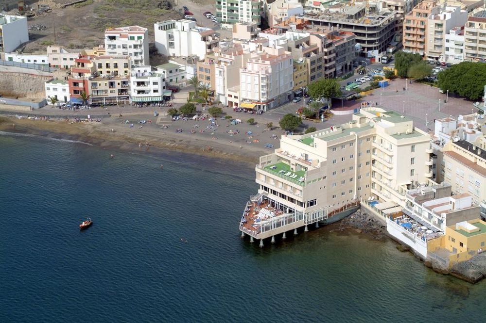 Vista de la playa con el hotel Médano, construido sobre la marea.