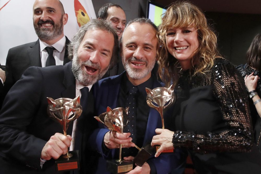 (i-d) El realizador Antonio Méndez y los actores Javier Gutiérrez y Emma Suárez posan con los premios recibidos en la gala de los Premios Feroz.