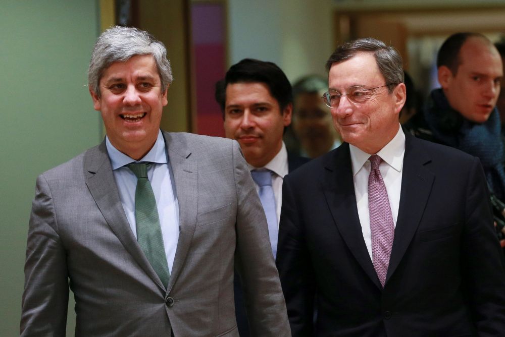 El nuevo presidente del Eurogrupo, el ministro de Finanzas portugués, Mário Centeno (i), y el presidente del Banco Central Europeo (BCE), Mario Draghi (d).
