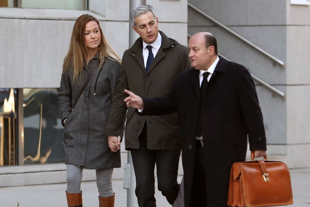 Ricardo Costa (c) acompañada por su pareja y su abogado.