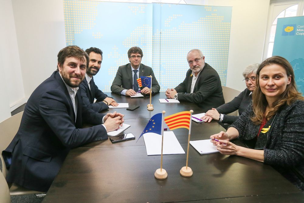 El expresidente de la Generalitat Carles Puigdemont (c) y el presidente del Parlamento autónomo, Roger Torrent (2i), junto a los exconsejeros Clara Ponsatí (2d) y Lluís Puig (3d) -ambos de JxC- y Meritxell Serret (d) y Toni Comín (i) -ambos de ERC.