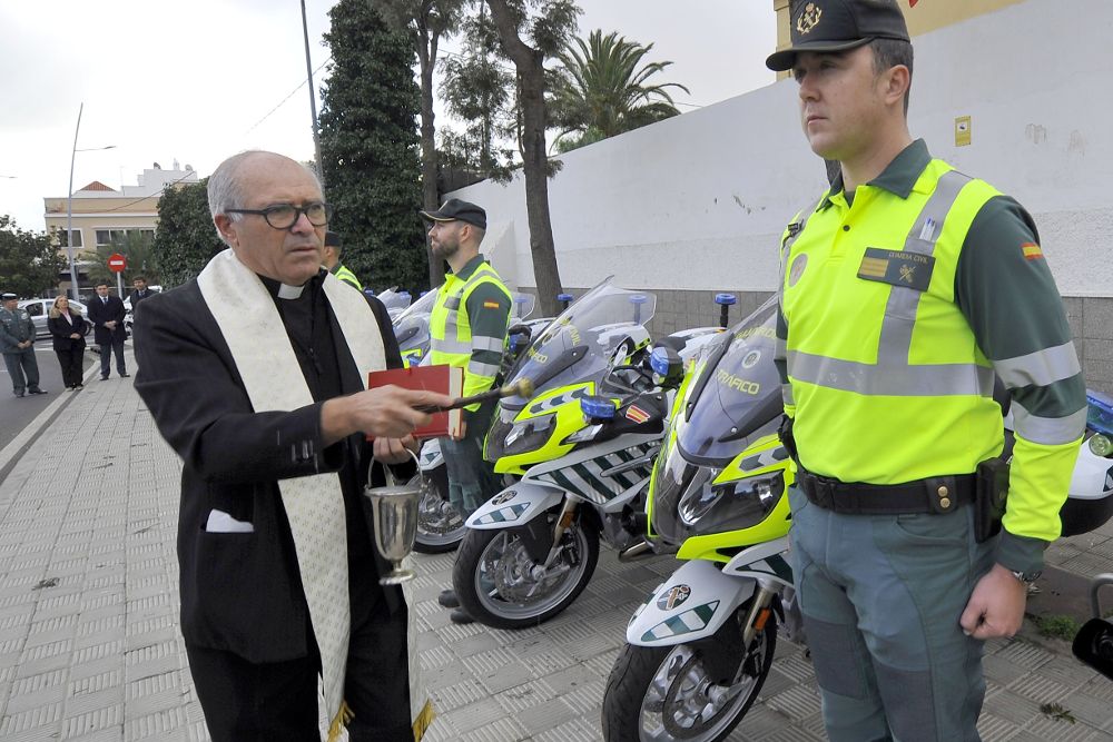 Un sacerdote bendice las motocicletas nuevas de la Guardia Civil.
