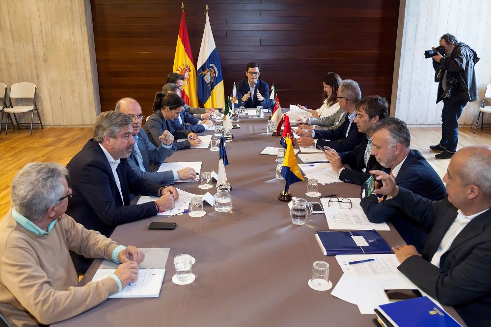 El vicepresidente y consejero de Obras Públicas y Transportes del Gobierno de Canarias, Pablo Rodríguez (c), durante la reunión que mantuvo hoy con los presidentes de los Cabildos de Canarias.