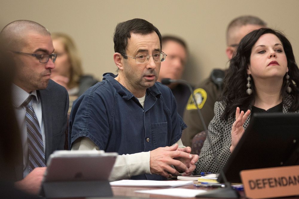 Larry Nassar (c), exmédico del equipo nacional de gimnasia de Estados Unidos, durante una sesión de su juicio por abusos sexuales, en Lansing, Michigan.