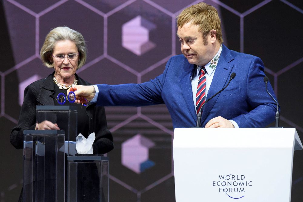 Elton John pronuncia un discurso tras recibir el Premio Cristal de la cofundadora de la Fundación Schwab, en Davos, Suiza.
