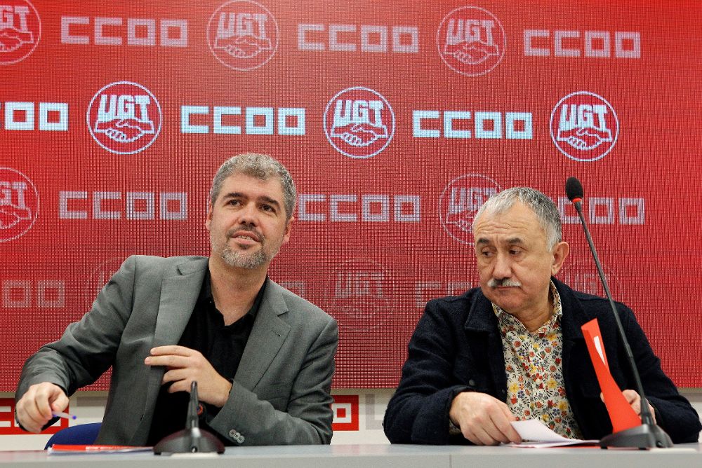 Los secretarios generales de CCOO y UGT, Unai Sordo (i) y Pepe Álvarez (d), respectivamente, durante una rueda de prensa celebrada esta tarde en Madrid.