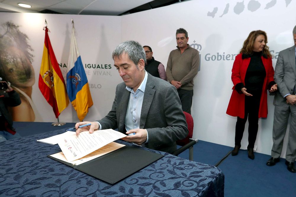 Fernando Clavijo. hoy, en el momento de firmar el acuerdo alcanzado en la Mesa de la Concertación Social.