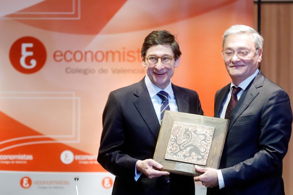 El presidente de Bankia, Jose Ignacio Goirigolzarri, recibe el Premio al Directivo del Año del Colegio de Economistas de Valencia de manos de su decano, Juan Jose Enríquez (d).