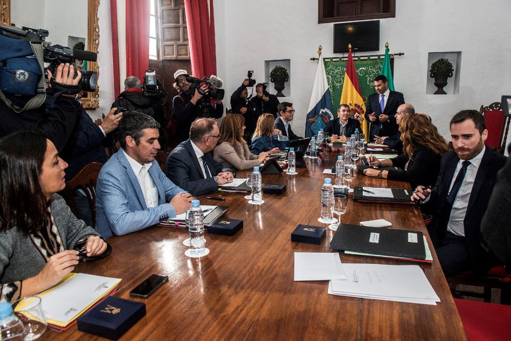 El presidente del Gobierno de Canarias, Fernando Clavijo (c), junto al alcalde del Ayuntamiento de Teguise, Oswaldo Betancor (d), durante la reunión del Consejo de Gobierno celebrado en el Museo del Timple de Teguise.