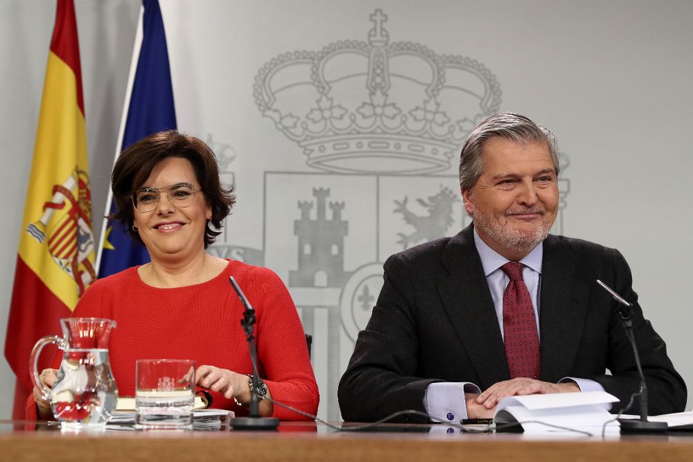 La vicepresidenta del Gobierno, Soraya Sáenz de Santamaría, y el portavoz del Ejecutivo, Íñigo Méndez de Vigo, durante la rueda de prensa posterior a la reunión del Consejo de Ministros.