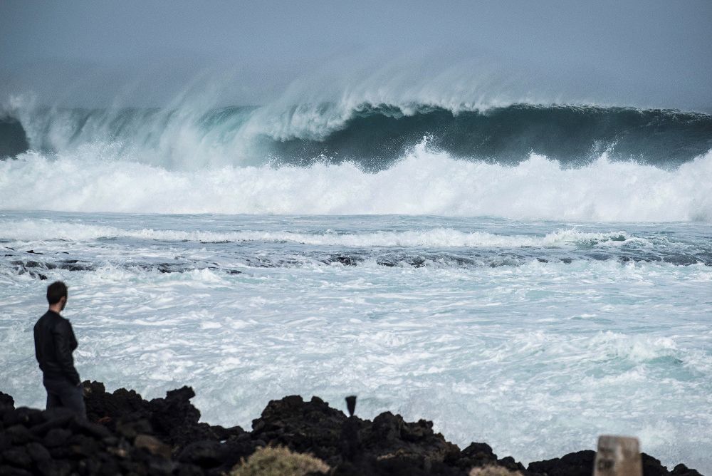 Un hombre observa el fuerte oleaje en la zona de Jameos del Agua, al norte de Lanzarote, en días pasados.