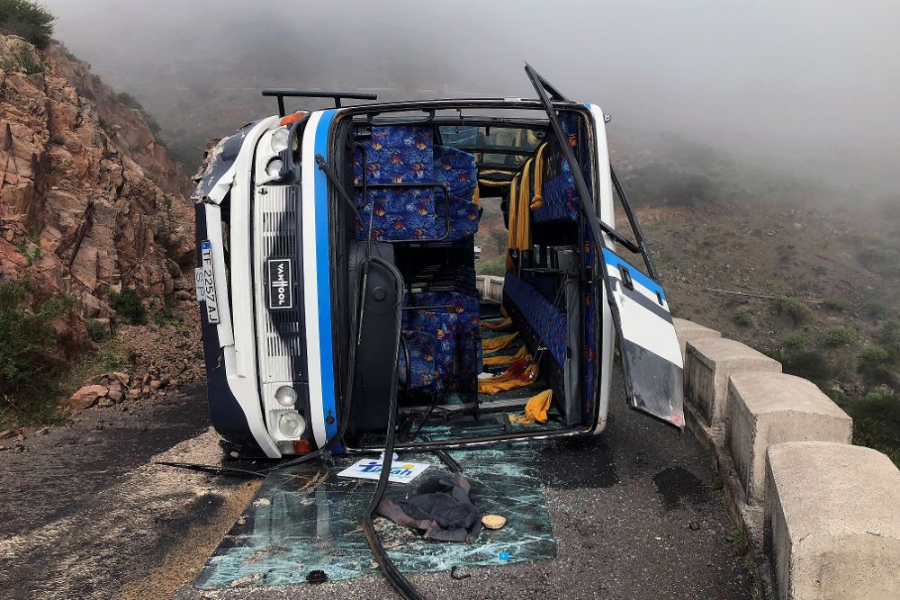 Dos personas han resultado heridas, una de carácter grave y otra moderada, en un accidente de circulación ocurrido al volcar una guagua de turistas en la zona de Arguayoda, en el municipio gomero de Alajeró.