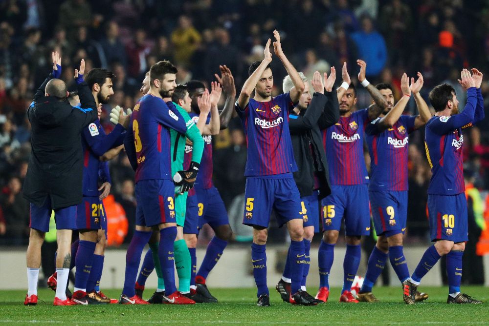 Los jugadores del FC Barcelona aplauden al público al término del partido de vuelta de los cuartos de final de la Copa del Rey ante el RCD Espanyol.
