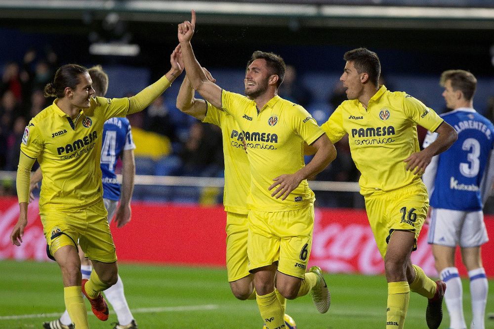 El defensa del Villarreal Víctor Ruiz (c) celebra la consecución del primer gol de su equipo ante la Real Sociedad, en partido de liga que se disputa esta noche en el estadio de la Cerámica.