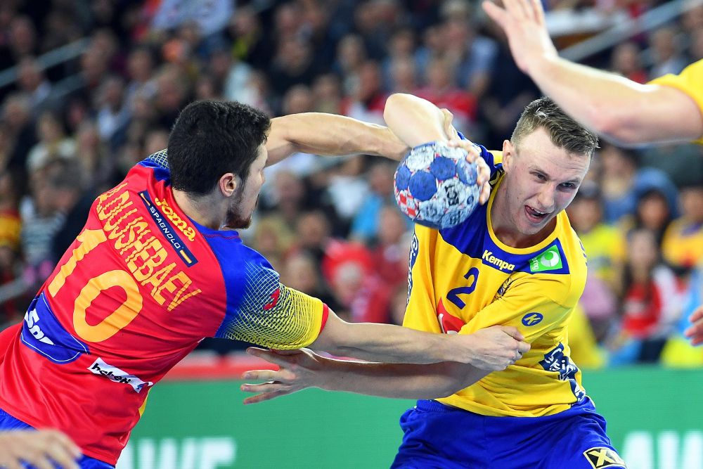 Alex Dujshebaev (I) en acción contra el sueco Philip Henningsson durante la final del Campeonato de Europa.