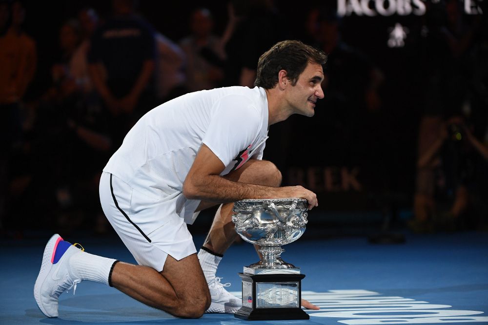 Roger Federer posa con la copa del Abierto de Australia, el trofeo Grand Slam número veinte que gana.