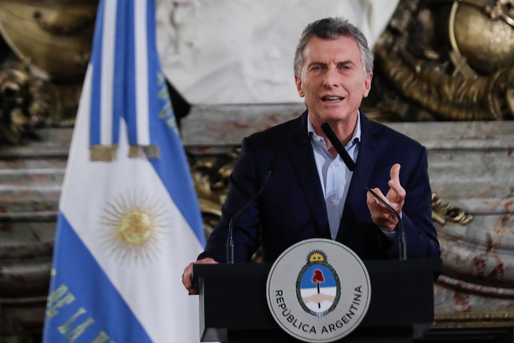 El presidente de Argentina, Mauricio Macri, habla hoy, lunes, durante un acto de gobierno, en Buenos Aires.