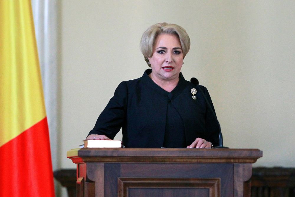 La designada primera ministra de Rumanía, Viorica Dancila, toma posesión de su cargo.