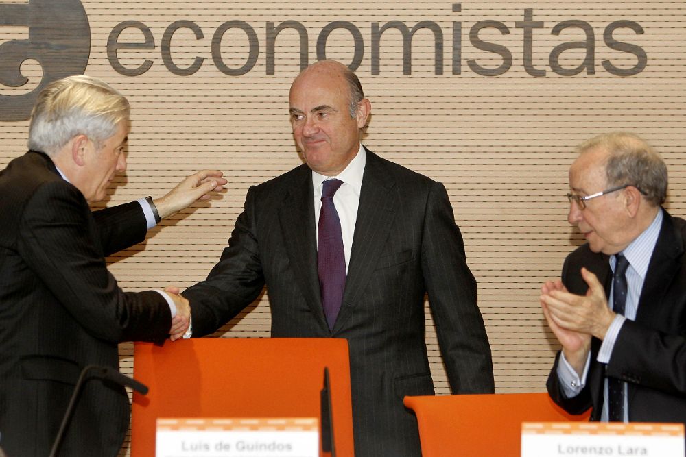El ministro de Economía, Industria y Competitividad, Luis de Guindos (c), durante la inauguración de la nueva sede del Consejo General de Economistas, en Madrid.