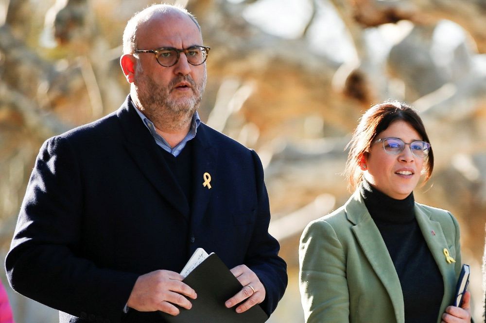 El portavoz de Junts per Catalunya (JxCAT), Eduard Pujol, acompañado por la diputada del partido Gemma Geis.