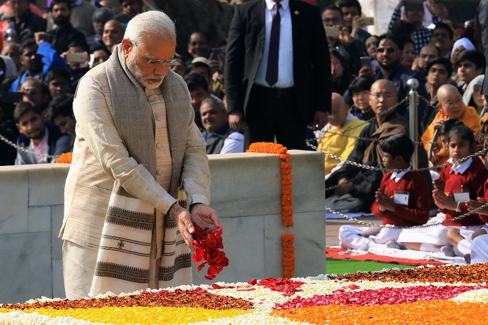 El primer ministro indio, Narendra Modi, asiste a una ceremonia en tributo a Mahatma Gandhi.
