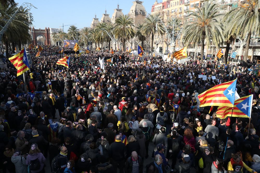 Vista general de los manifestantes independentistas, convocados por la Assemblea Nacional Catalana (ANC), que se han reunido en las inmediaciones del Parlament,.