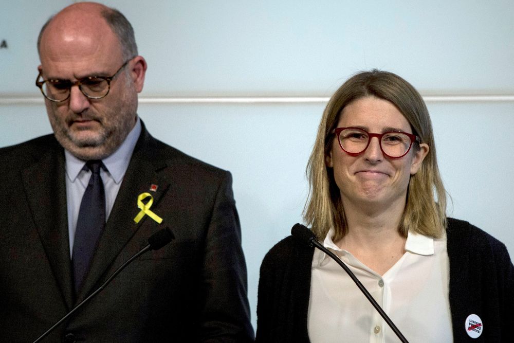 Los portavoces de Junts per Catalunya, Elsa Artadi y Eduard Pujol, durante la rueda de prensa que han ofrecido en el Parlament.