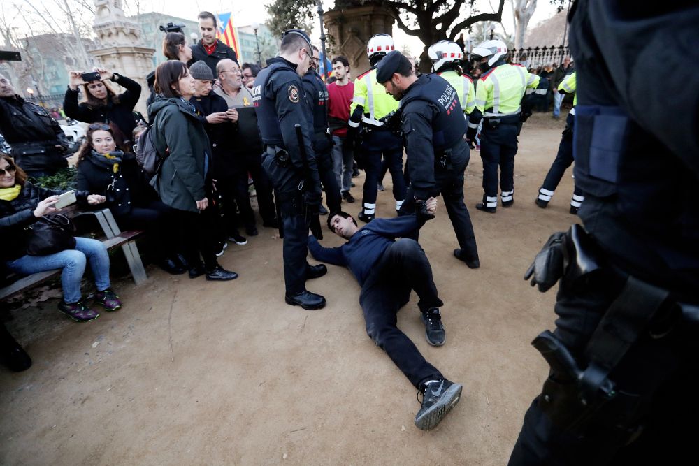 Un hombre es detenido por los mossos d'esquadra después de que manifestantes independentistas hayan reventado el candado de algunas puertas de acceso al Parque de la Ciutadella y hayan desbordado el cordón policial.