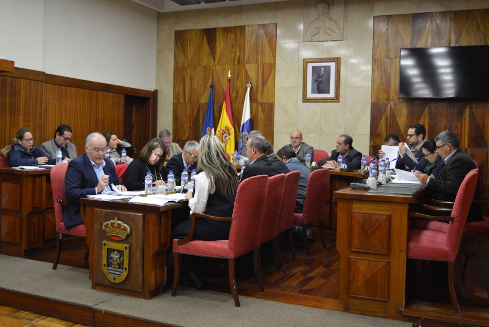 El Pleno del Cabildo se reunió ayer para analizar, entre otros asuntos, el corredor eléctrico del sur.