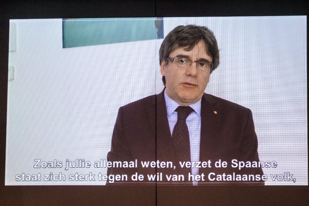 El expresidente catalán Carles Puigdemont aparece en un vídeo en el que ofrece un discurso a los jóvenes seguidores del partido Nueva Alianza Flamenca (N-VA) en Lovaina, Bélgica, ayer, martes.