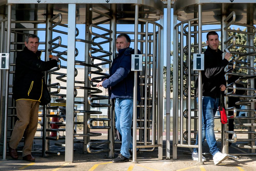 Trabajadores de Opel España salen de la factoría de Figueruelas (Zaragoza). 