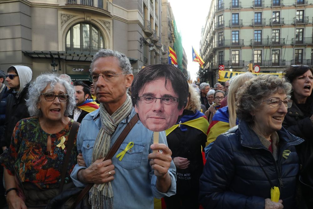 Un hombre con una careta de Carles Puigdemont.