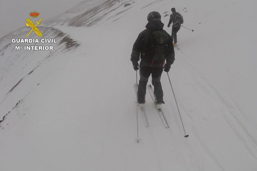 Guardias civiles del GREIM hacen prácticas de esquí en las Cañadas del Teide aprovechando la nevada.