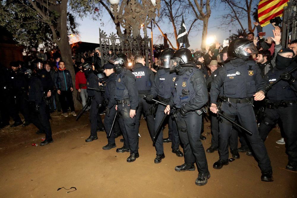 Agentes antidisturbios de los Mossos d'Esquadra desplegados frente al Parlament durante los incidentes del martes.