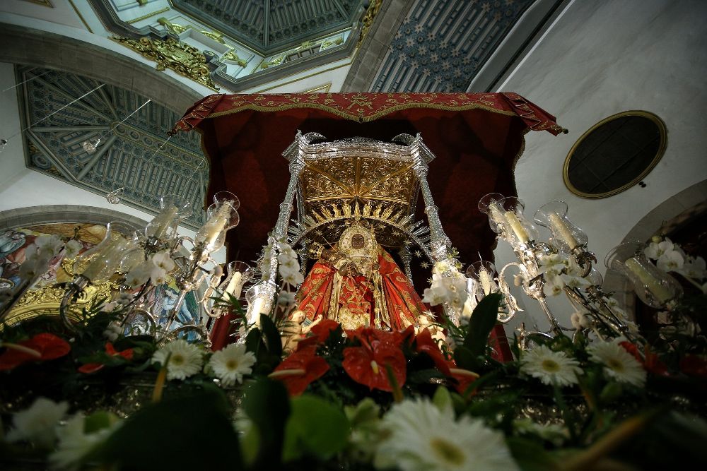 La imagen de la Virgen de Candelaria anoche, cuando se suspendió la procesión por la lluvia.
