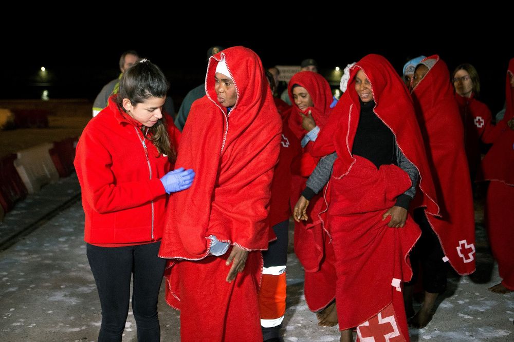Varias de las cuarenta personas de origen subsahariano, entre ellas 6 mujeres, rescatadas de una patera que llegó al puerto de Motril (Granada) el pasado 24 de enero.