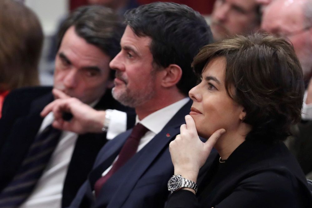 El ex primer ministro de Francia Manuel Valls (c), junto a la vicepresidenta del Gobierno, Soraya Sáenz de Santamaría (d), y el expresidente del Gobierno, José María Aznar.