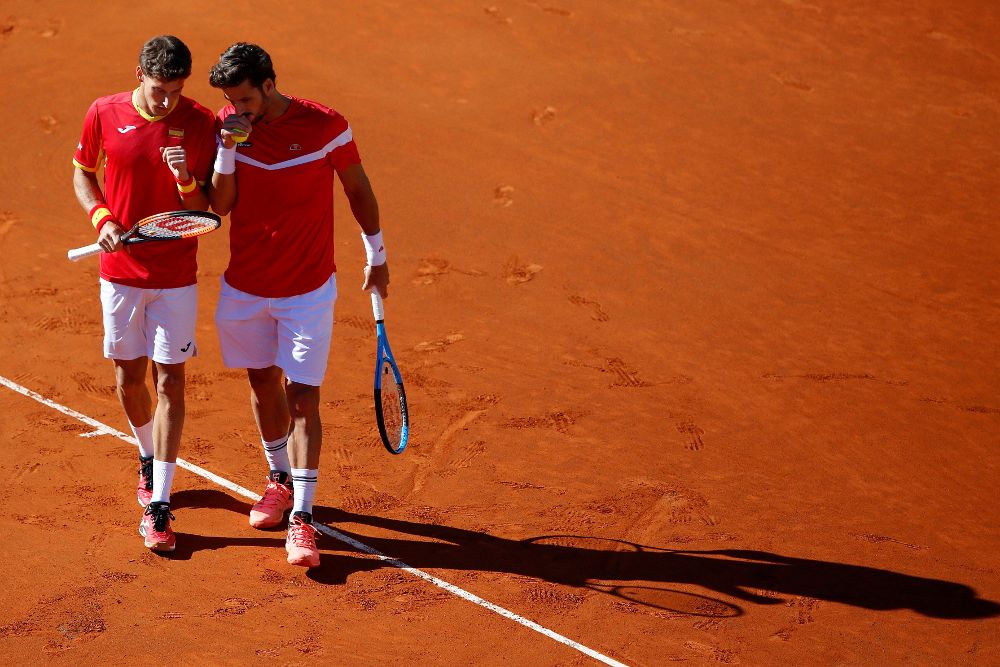 Los tenistas españoles Feliciano López (d) y Pablo Carreño durante el tercer partido de la eliminatoria de primera ronda del Grupo Mundial de la Copa Davis España-Gran Bretaña.