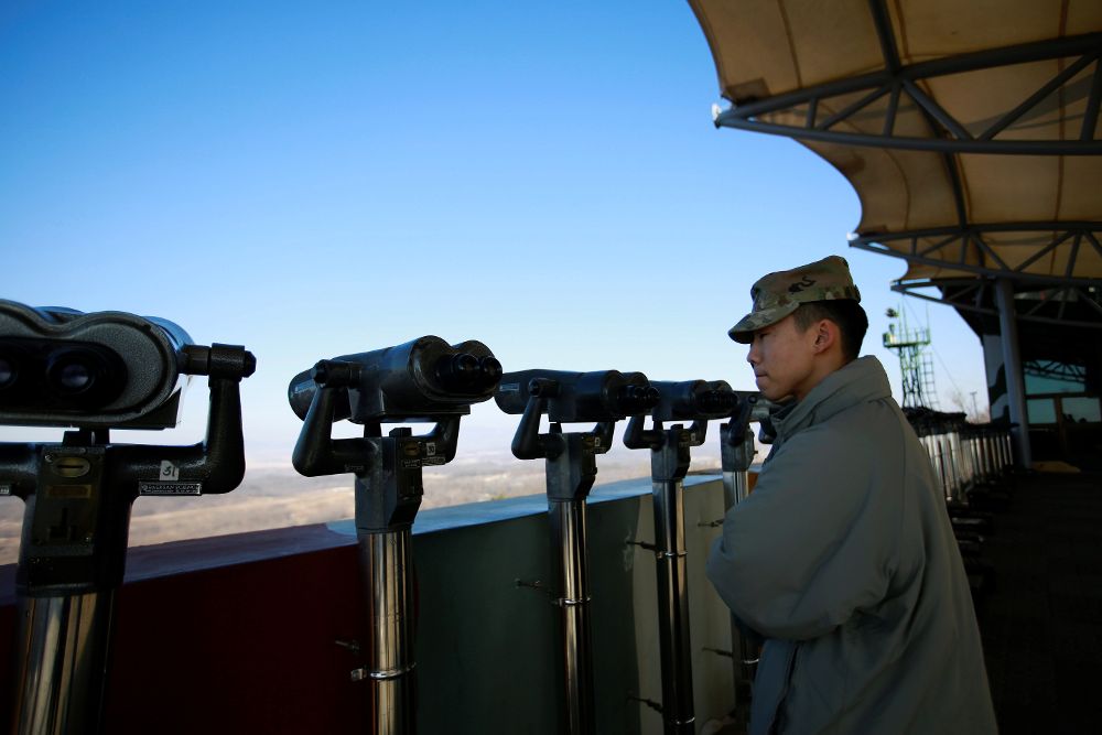 Un soldado surcoreano junto a prismáticos que apuntan hacia Corea del Norte en el observatorio Dora en Dorasan al norte de Paju (Corea del Sur) cerca de la zona desmilitarizada entre las dos coreas.