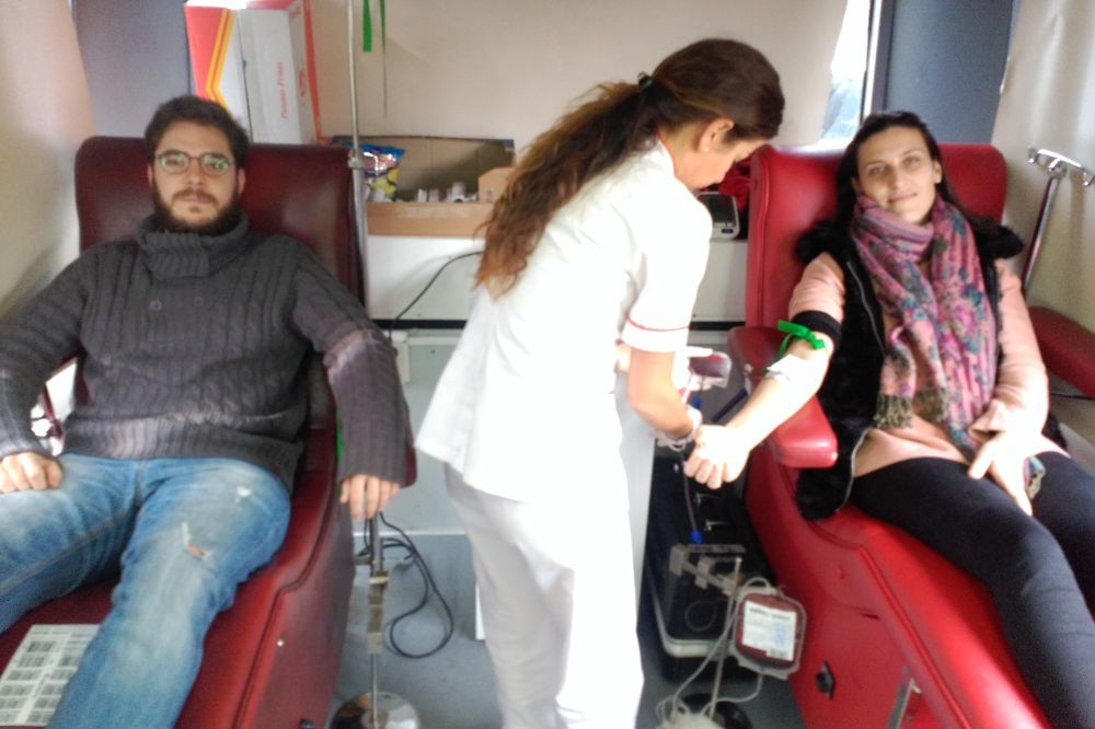 Dos donantes de sangre en una de la unidades móviles de captación el ICHH.