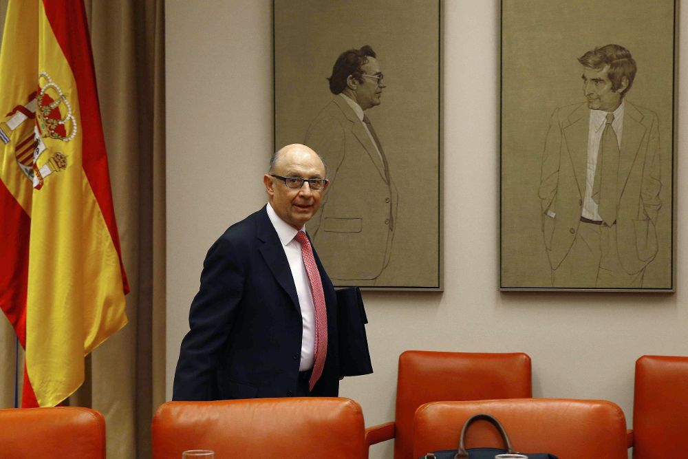 El ministro de Hacienda y Función Pública, Cristóbal Montoro, momentos antes de su comparecencia en la Comisión de Hacienda del Congreso.