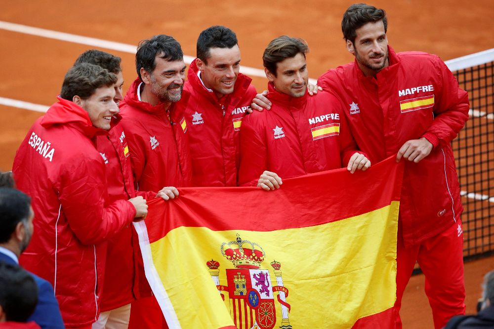 El equipo de tenis español, tras ganar el cuarto partido de la eliminatoria de primera ronda del Grupo Mundial de la Copa Davis España-Gran Bretaña en el C.T. Puente Romano.