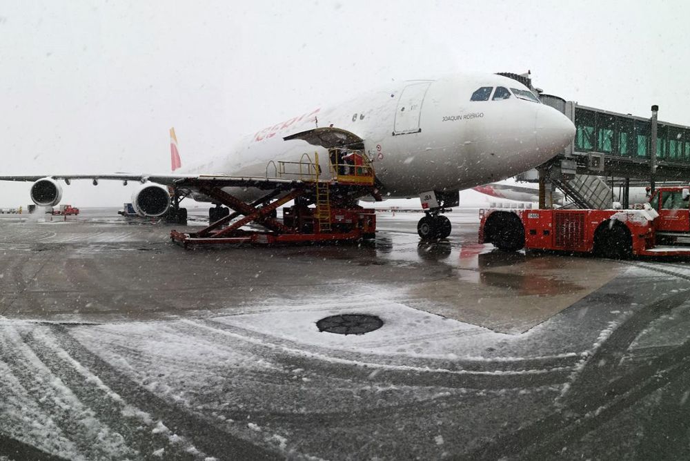 Fotografía facilitada por Iberia del aeropuerto Adolfo Suárez Madrid-Barajas, donde el temporal ha obligado a cerrar dos de las cuatro pistas.