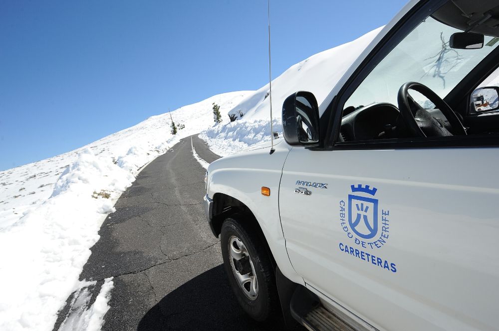 Vehículo del Cabildo tinerfeño en una carretera de acceso al Teide.