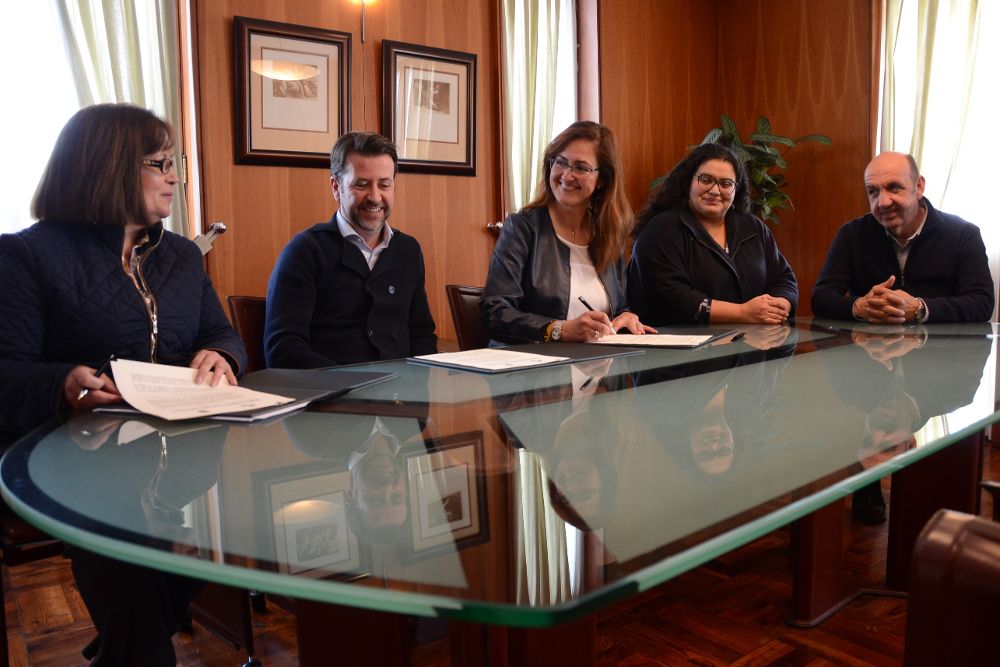 Firma del convenio, ayer, lunes. A la izquierda, Juana María Reyes, responsable del IASS.