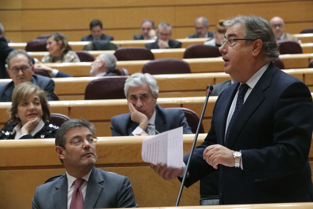 El ministro del Interior, Juan Ignacio Zoido (d), interviene en la sesión de control al Gobierno, esta tarde en el Senado.